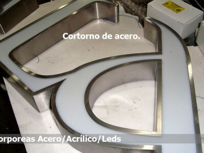 Letras de acero con frente de acrilico luminoso.