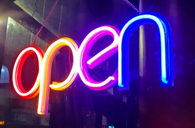 /trabajos/2019/01/08/letreros-de-neon-open-01.jpg