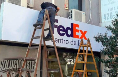 /trabajos/2019/08/29/cartel-frontal-luminosos-fedex-02.jpg