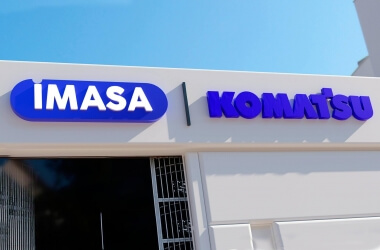 /trabajos/2023/12/19/komatzu-letras-de-metal-luminosas-04.jpg
