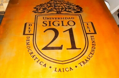 /trabajos/2024/05/10/siglo21-cartel-corporeo-01.jpg