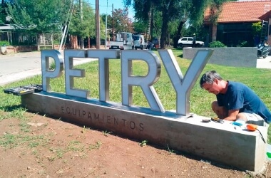 /trabajos/2025/03/14/letras-de-metal-luminosas-petry-13.jpg