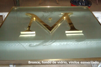 Bronce corporeos, base de vidrio.