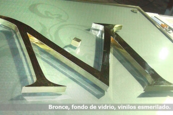 Bronce corporeos, base de vidrio.