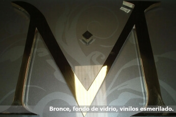 Bronce corporeos, base de vidrio