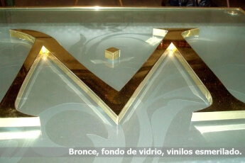 Bronce corporeos, base de vidrio