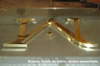 Bronce corporeos, base de vidrio