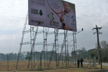 Vía pública, estructuras soportes, tensado de lonas.