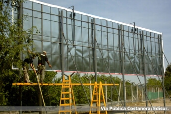 Vía pública, estructuras soportes, tensado de lonas.
