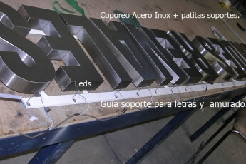 Letras de acero.