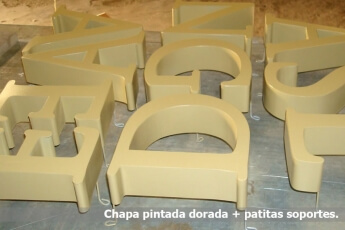 Letras de chapa, pintada dorada.