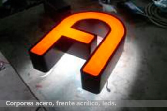 Letras de acero con frente de acrilico luminoso.