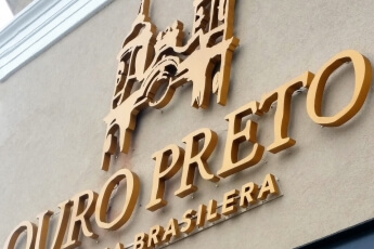Ouro Preto, color bronce.
