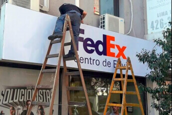 /trabajos/2019/08/29/cartel-frontal-luminosos-fedex-02.jpg