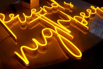 /trabajos/2020/03/02/letreros-luminosos-neon-leds-beer-04.jpg