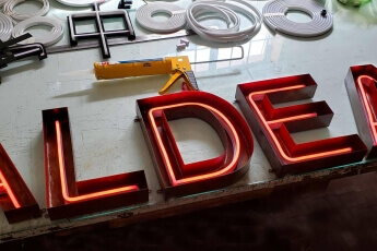 /trabajos/2020/07/23/letras-corporeas-oxidadas-con-neon-aldea-3.jpg