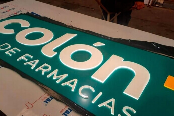 /trabajos/2021/06/06/farmacias-letras-luminosas-04.jpg