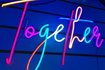 /trabajos/2022/12/14/letreros-de-neon-together-03.jpg