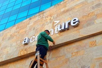 /trabajos/2023/05/28/letras-corporeas-luminosas-de-acero-acenture-08.jpg