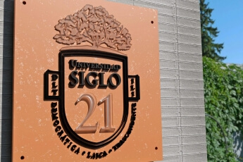 /trabajos/2024/05/13/siglo21-cartel-corporeo-11.jpg