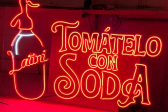 /trabajos/2025/05/08/letrero-de-neon-tomatelo-con-soda.jpg