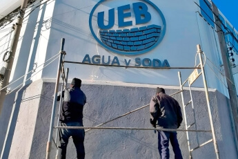 /trabajos/2025/07/27/letras-de-acero-luminosas-soda-ueb-01.jpg