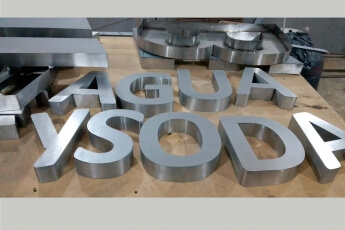 /trabajos/2025/07/27/letras-de-acero-luminosas-soda-ueb-12.jpg