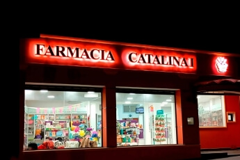 /trabajos/2025/10/26/lertras-de-acero-luminossas-farmacia-031.jpg
