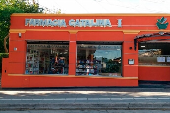 /trabajos/2025/10/26/lertras-de-acero-luminossas-farmacia-04.jpg