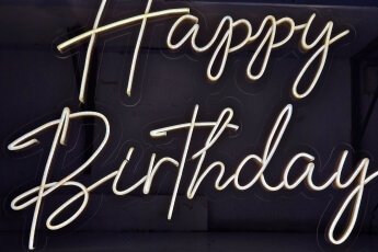 /trabajos/2025/11/21/letrero-neon-happy-birthday-03.jpg