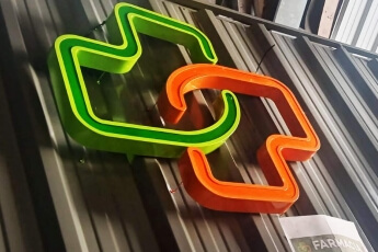 /trabajos/2026/03/22/letreros-para-farmacias-07.jpg