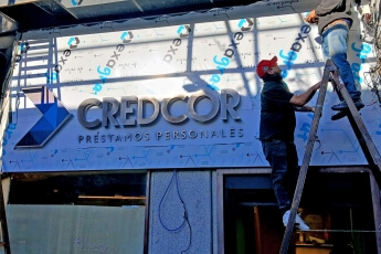 /trabajos/2026/05/31/letras-de-acero-corporeas-luminosas-credcor-05.jpg