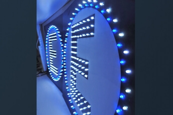 /trabajos/3-leds/0400-farmacias/letras-corporeas-06.jpg